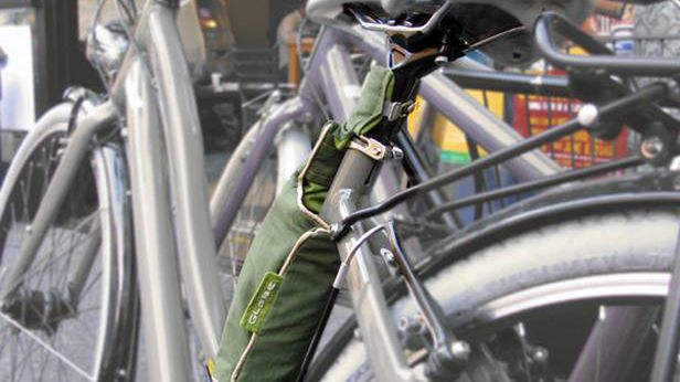 Jak wnieść rower po schodach? Pomysłowy gadżet ułatwi życie rowerzystom 1