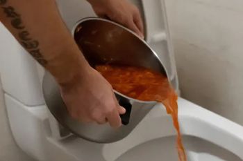 Wylewasz zupę do toalety? Lepiej więcej tego nie rób