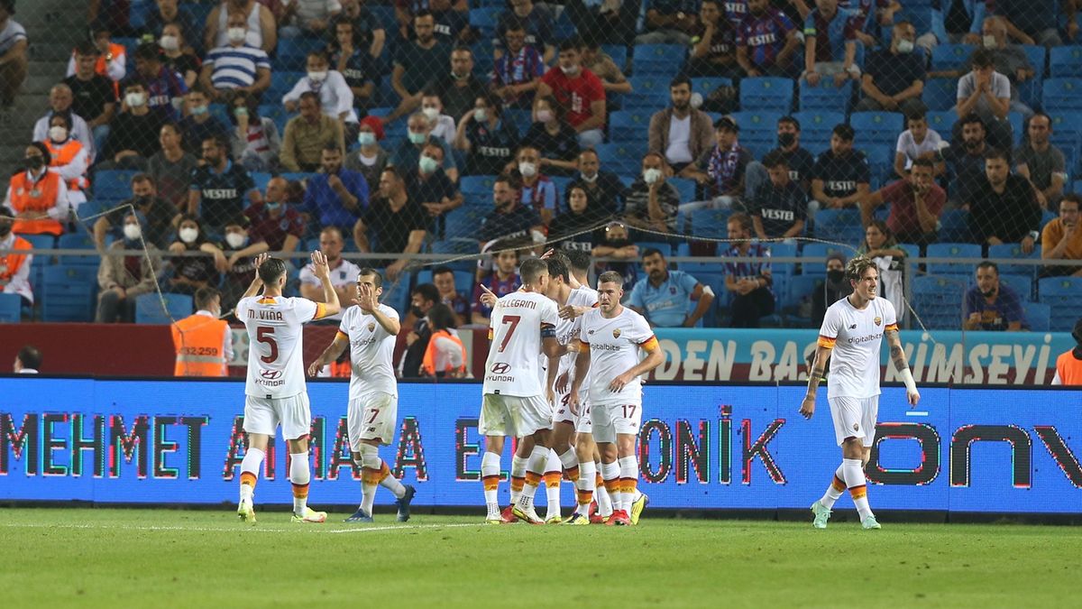 Zdjęcie okładkowe artykułu: Getty Images / Hakan Burak Altunoz/Anadolu Agency / Na zdjęciu: piłkarze AS Roma