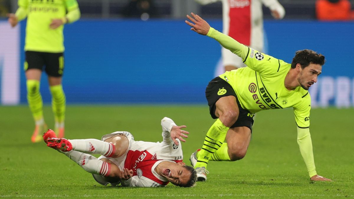 Mats Hummels (Borussia Dortmund) po faulu na Antonym (Ajax Amsterdam)