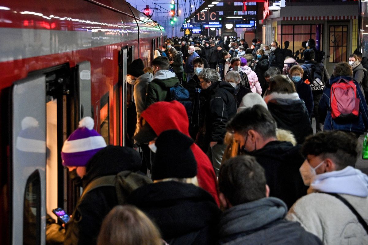 Pasażerowie w maskach wsiadają do pociągu w Duesseldorfie, 23 listopada 2021 roku