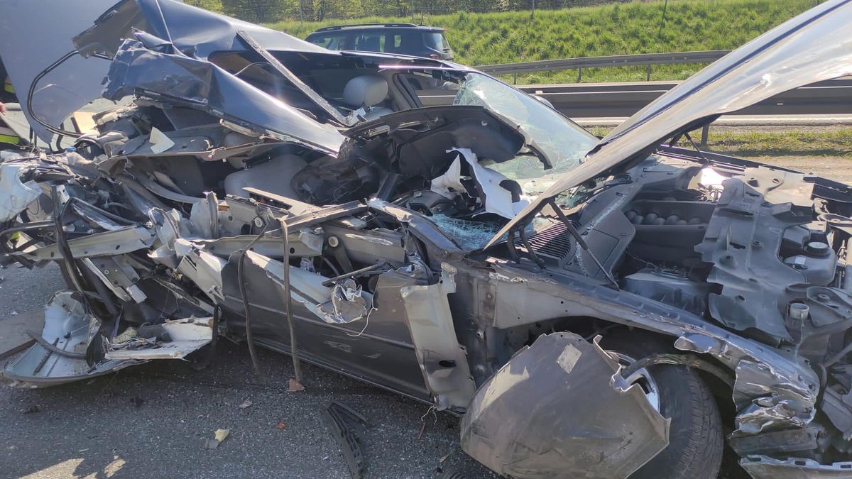 Niewiele zostało z jaguara po "spotkaniu" z ciężarówką