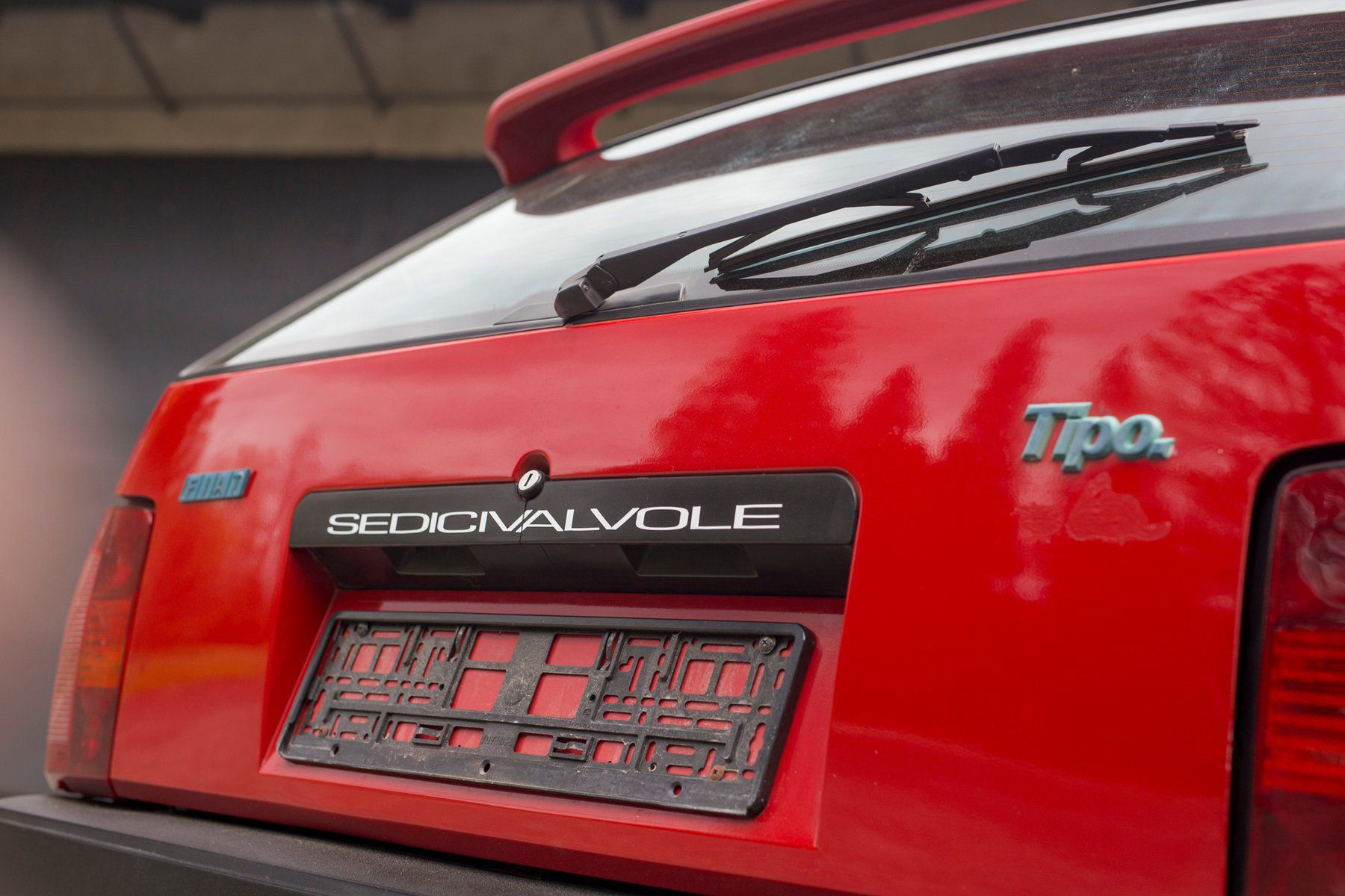 Fiat Tipo Sedicivalvole z 1991 r. trafił na aukcję. Do odbioru w Polsce