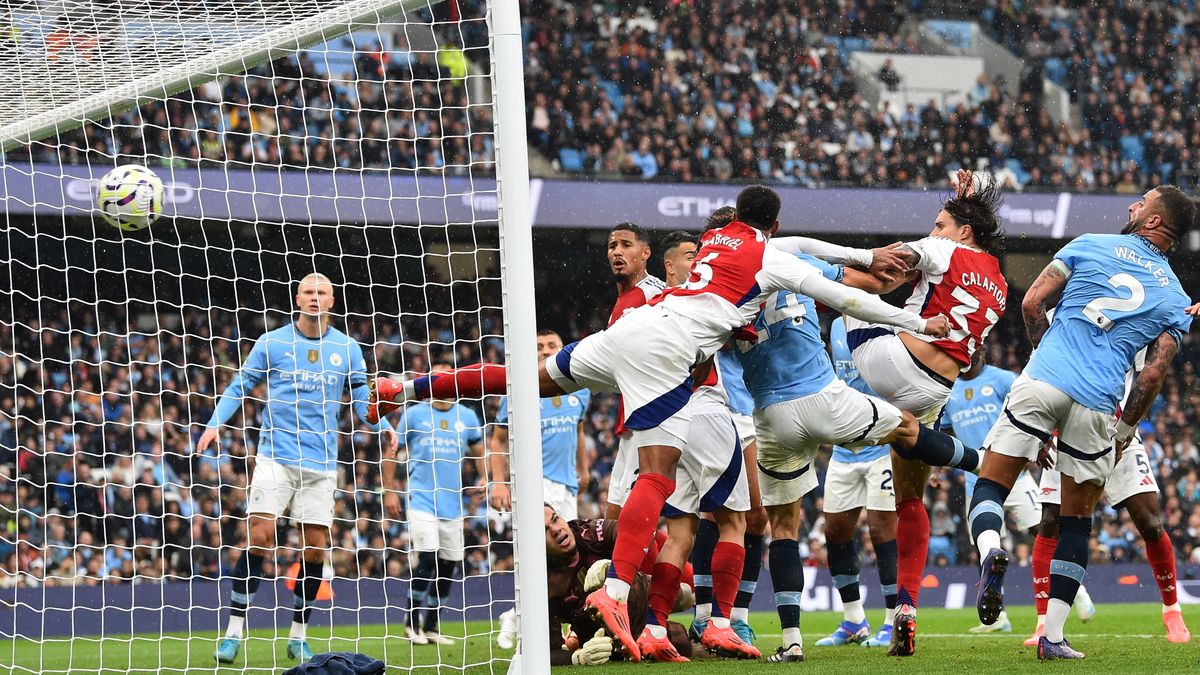 PAP/EPA / PETER POWELL / Na zdjęciu: Arsenal dał sobie wbić gola w jednej z ostatnich akcji meczu