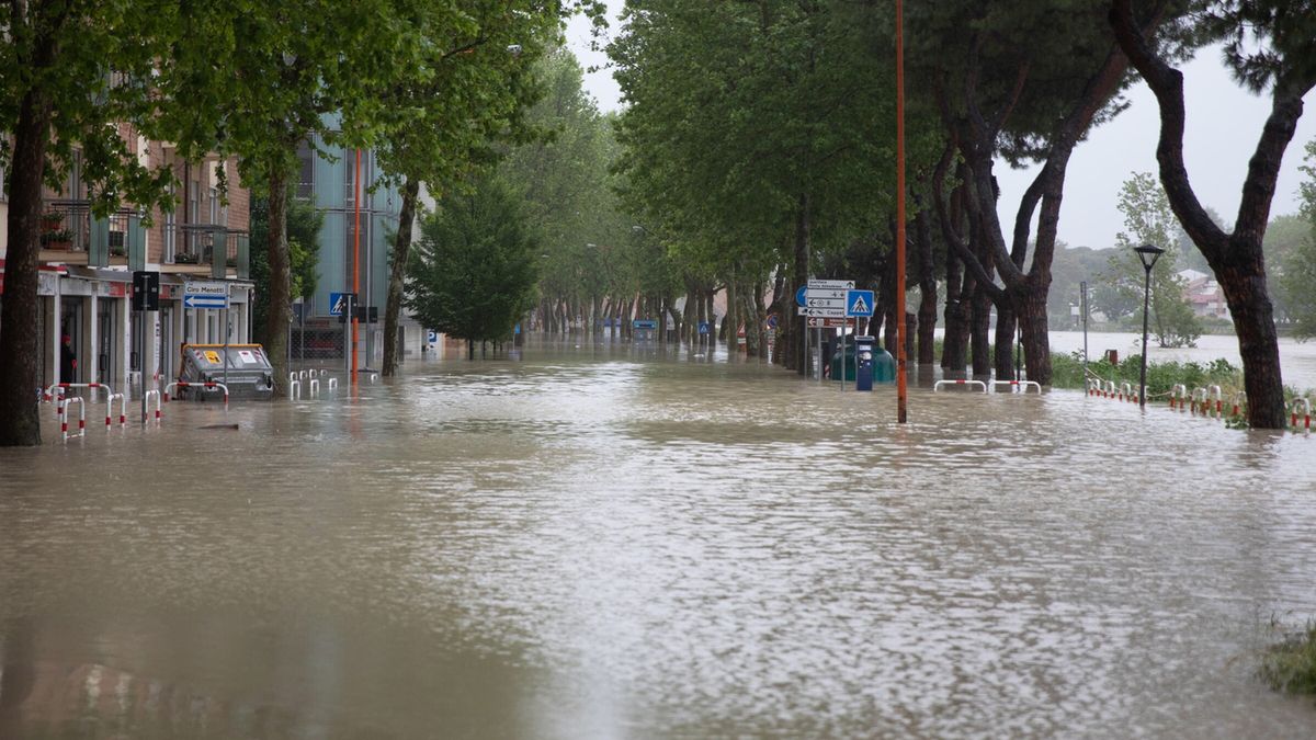 Zdjęcie okładkowe artykułu: PAP/EPA / MAX CAVALLARI / Na zdjęciu: powódź w regionie Emilia Romagna