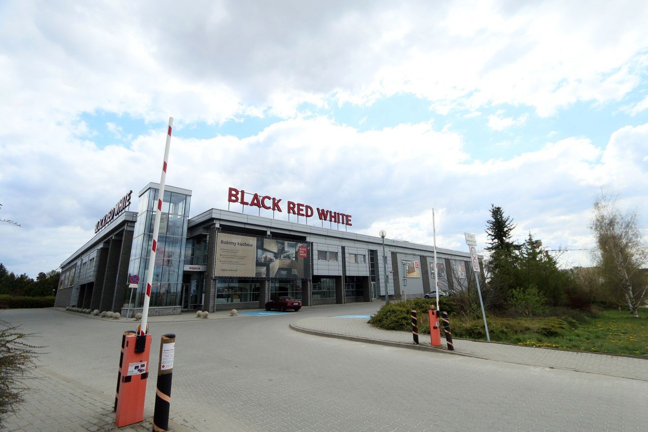 Black Red White ogłasza zwolnienia grupowe. Setki osób straci pracę