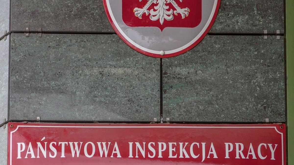Inspekcja pracy spisuje protokół z kontroli przeprowadzonej w firmie