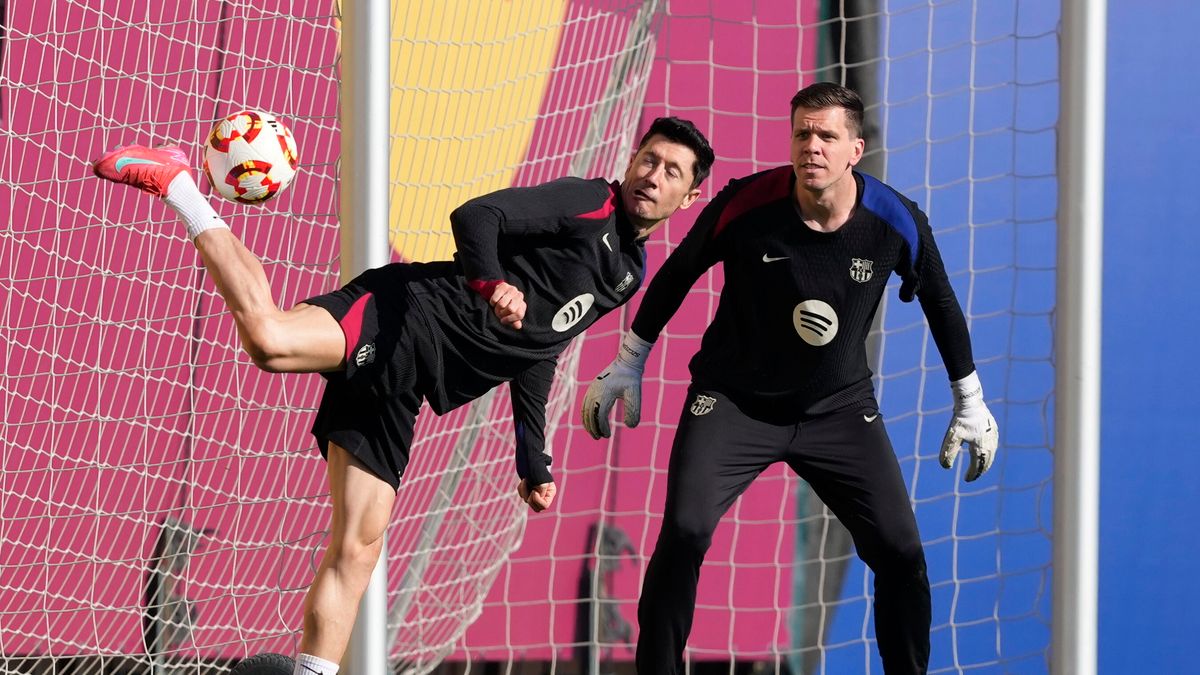 PAP/EPA / PAP/EPA/Alejandro Garcia / Wojciech Szczęsny podziwia sztuczkę w wykonaniu Roberta Lewandowskiego