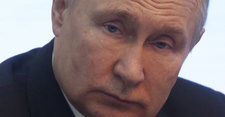 Putin przyłapany z tajemniczą walizką