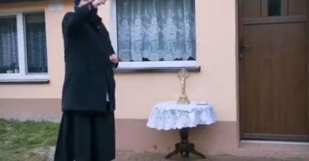 Koronawirus. Kolęda w czasach pandemii COVID-19. Ksiądz znalazł sposób