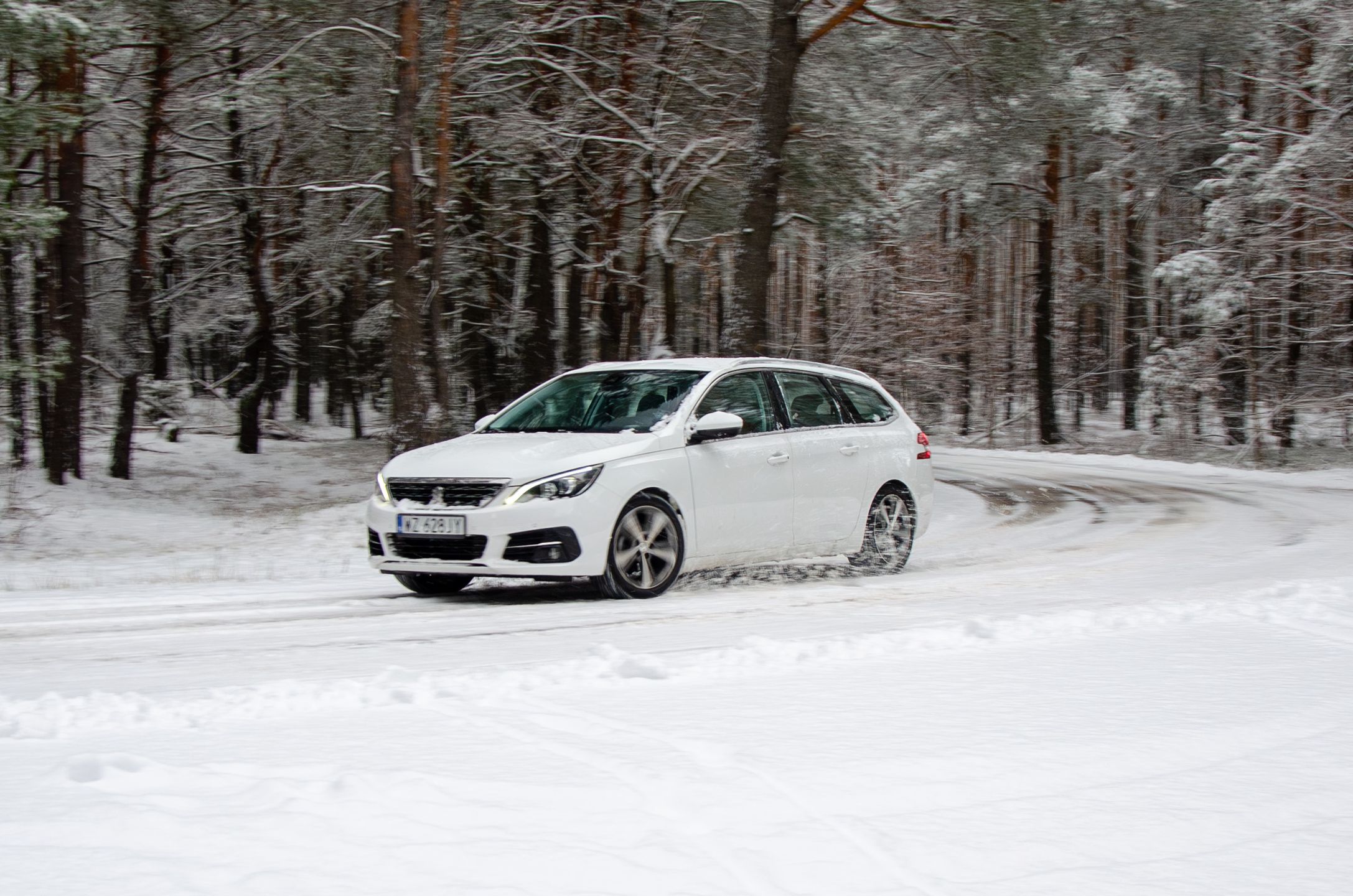 Test opon letnich i całorocznych na śniegu