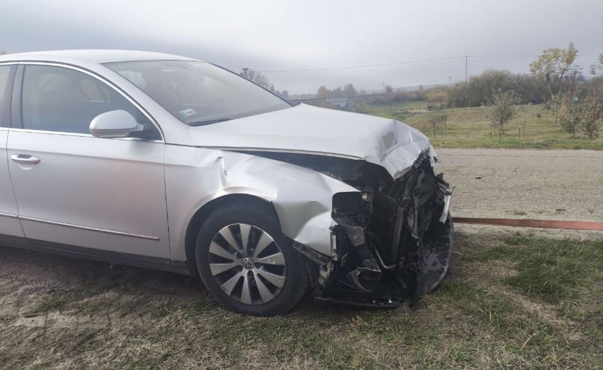 Wjechał volkswagenem pod pociąg