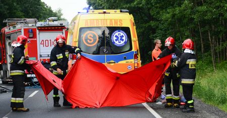 Strażacy wydobyli ciała. Tragiczny bilans porannego wypadku
