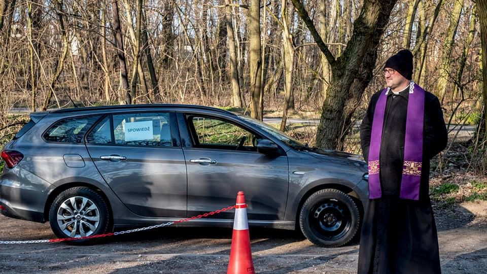 Ksiądz z Rogalina spowiada w samochodzie