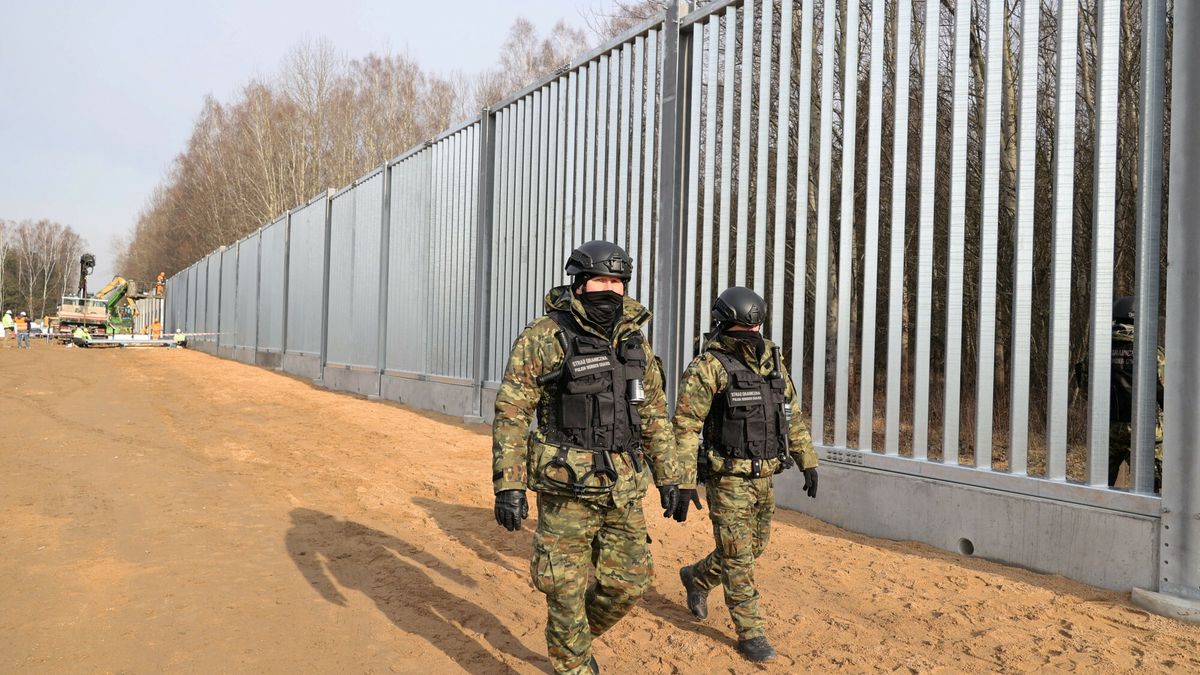 Premier Morawiecki na granicy z Bia?orusi?
Fot. Piotr Molecki/East News, Tolcze (woj. podlaskie), 16.02.2022. Wizyta premiera Mateusza Morawieckiego w poblizu granicy z Bialorusia, przy budowie zapory w Tolczach.
Piotr Molecki