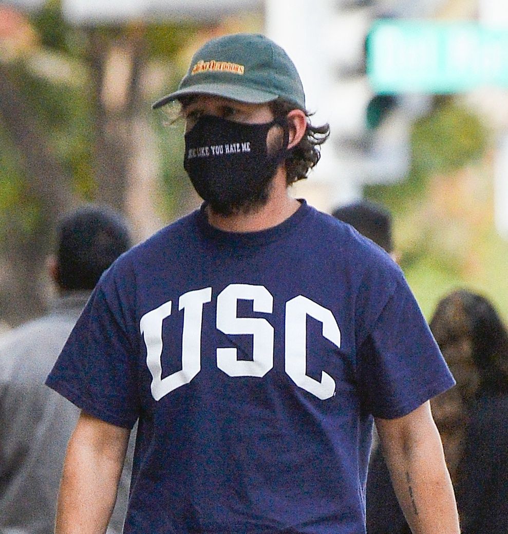 Shia LaBeouf prowokuje napisem na maseczce