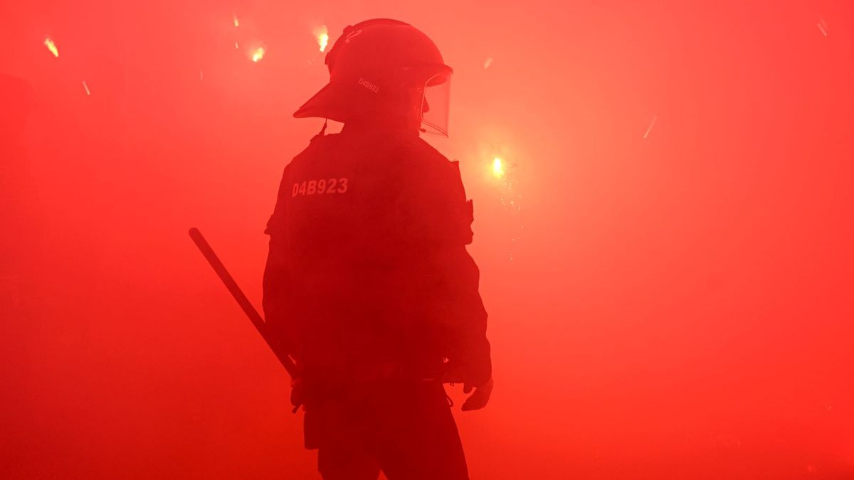 Zdjęcie okładkowe artykułu: Getty Images / David Ramos / Policjant zabezpieczający starcie Barcelony z PSG