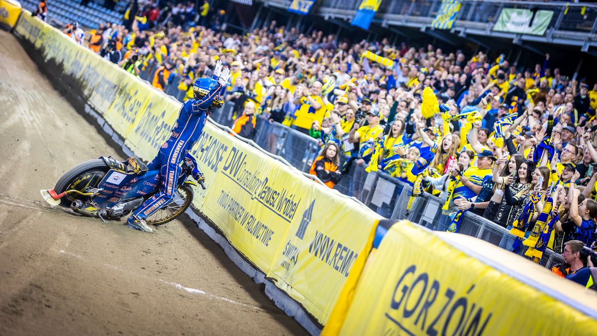 WP SportoweFakty / Tomasz Jocz / Anders Thomsen świętuje razem z kibicami