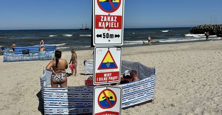 Zdjęcie z polskiej plaży. Ratownik rozkłada ręce. "Mają w nosie"