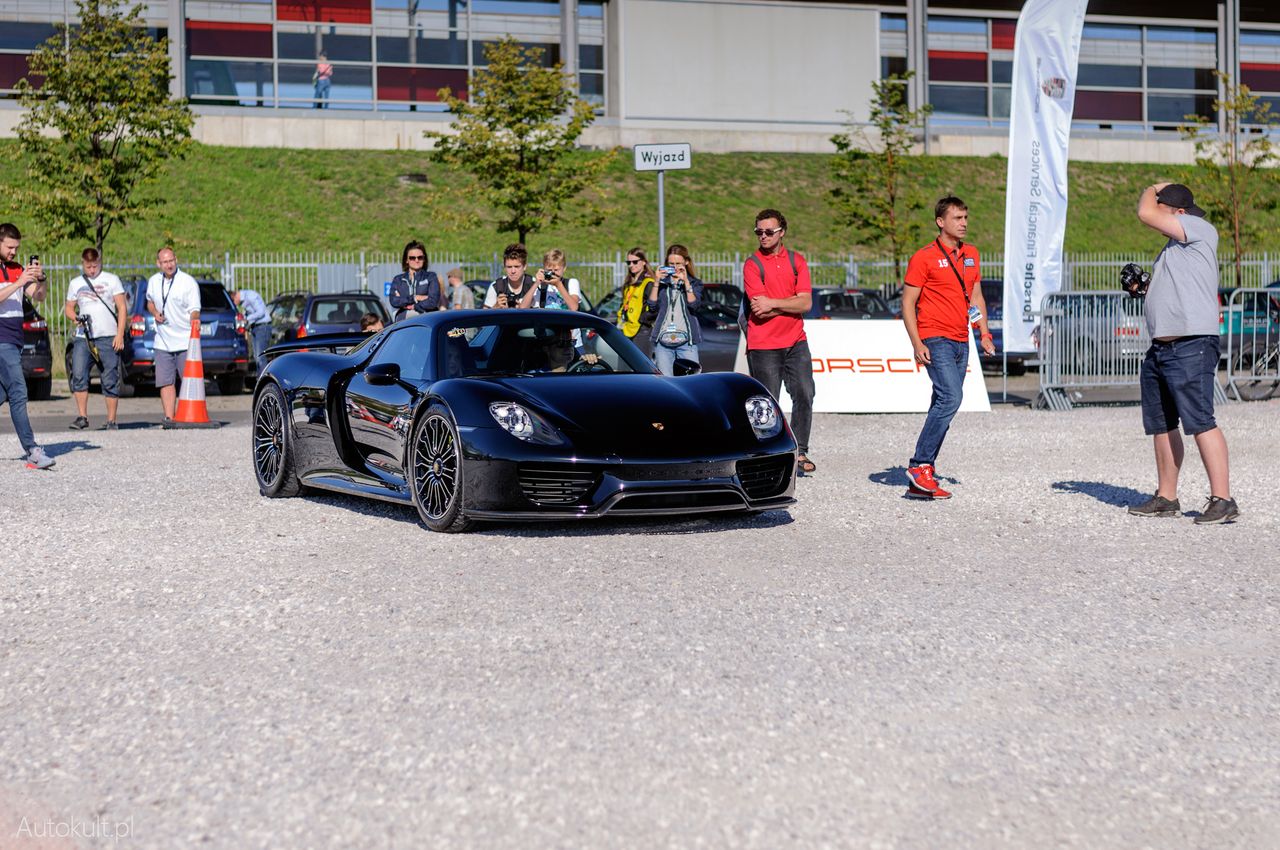 W końcu zjawił się wóz, który ukradł spektakl całej reszcie rodziny Porsche. 918 Spyder dotarł na miejsce na krótko przed wspólnym zdjęciem uczestników i startem Porsche Parade.