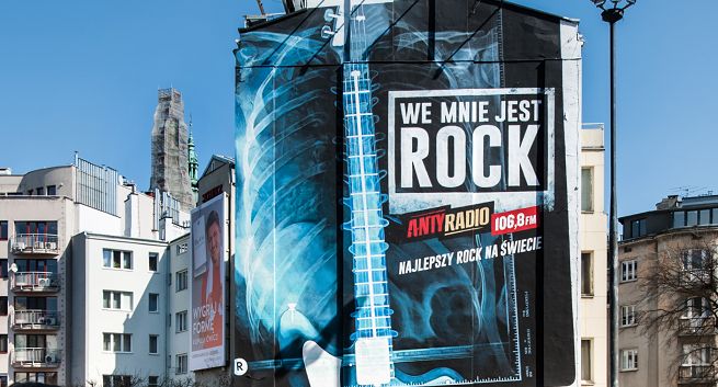 Antyradio reklamuje się muralem w centrum Warszawy (zdjęcia)