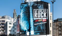 Antyradio reklamuje się muralem w centrum Warszawy (zdjęcia)