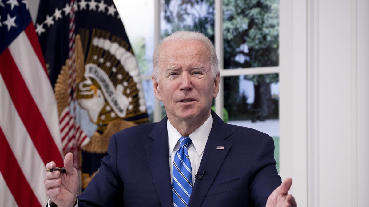 Na zdjęciu Joe Biden za biurkiem w Gabinecie Owalnym