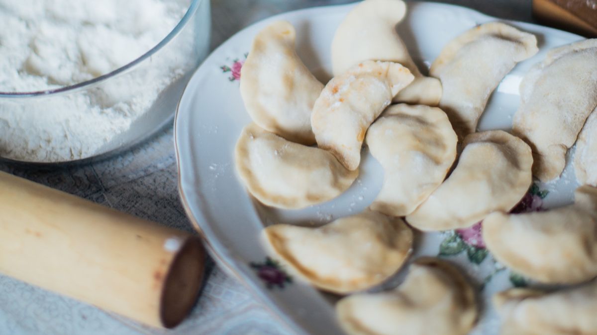 Pierogi przygotowane z łyżka masła nigdy nie kleją się do stolnicy, łatwo się wałkują