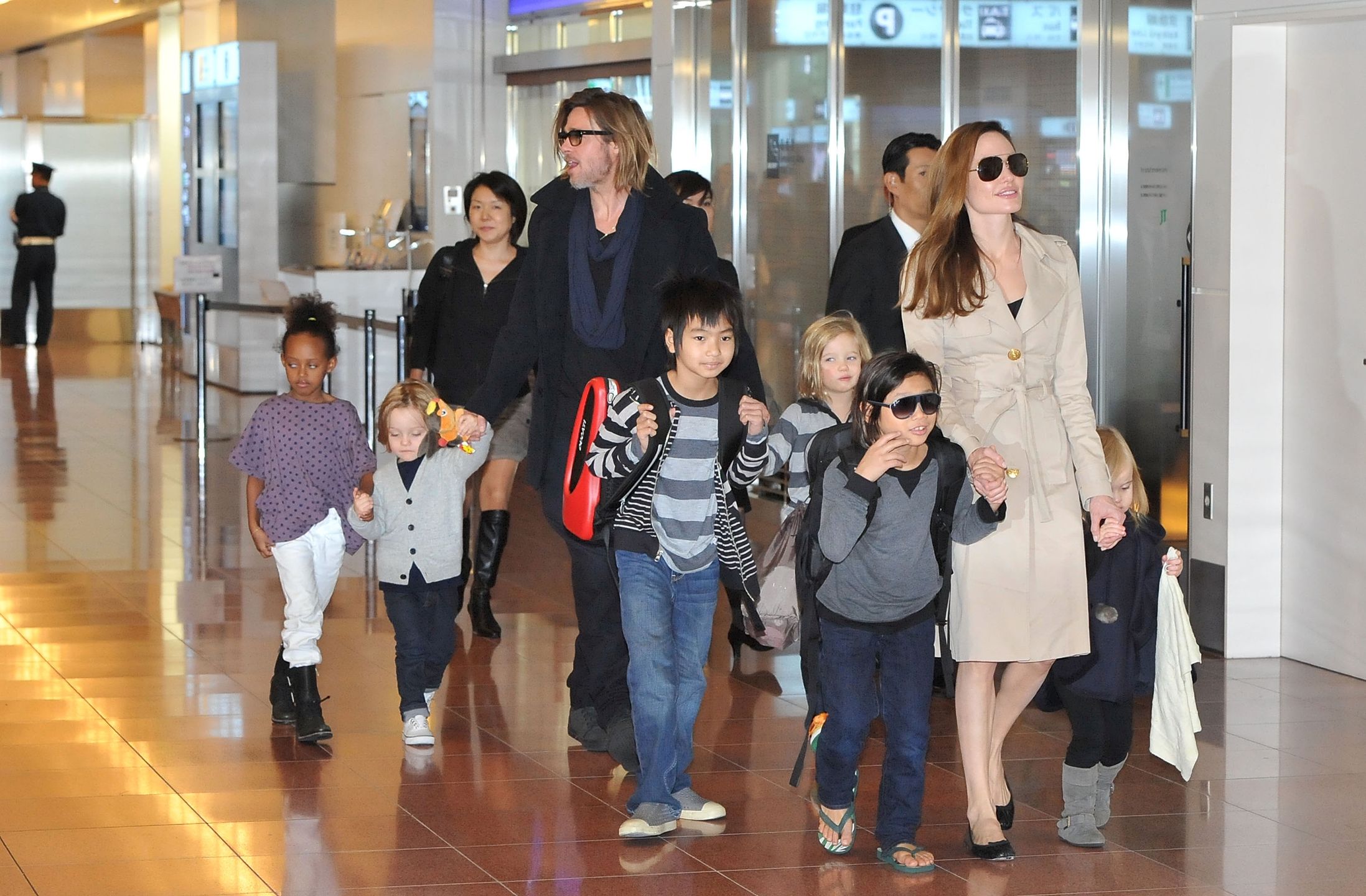 Brad Pitt i Angelina Jolie z dziećmi