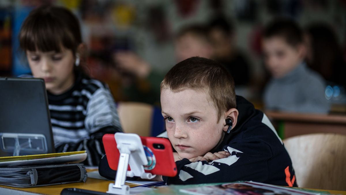 Ekspert ostrzega. Smartfony skracają życie dzieci