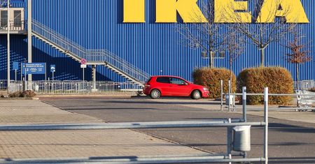 Awantura przed Ikeą. Włoch zaatakował Polkę