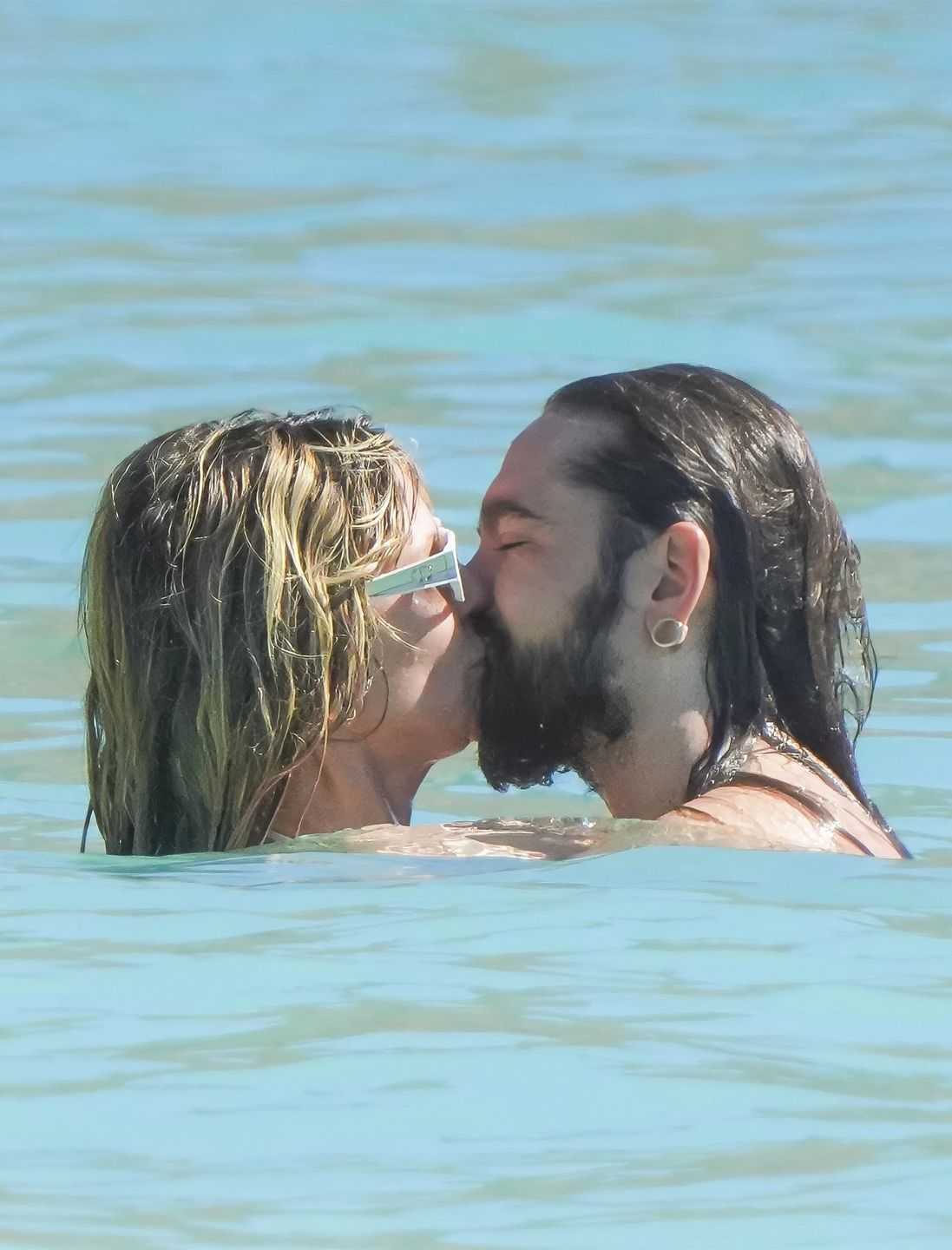 Heidi Klum hasa z mężem na plaży