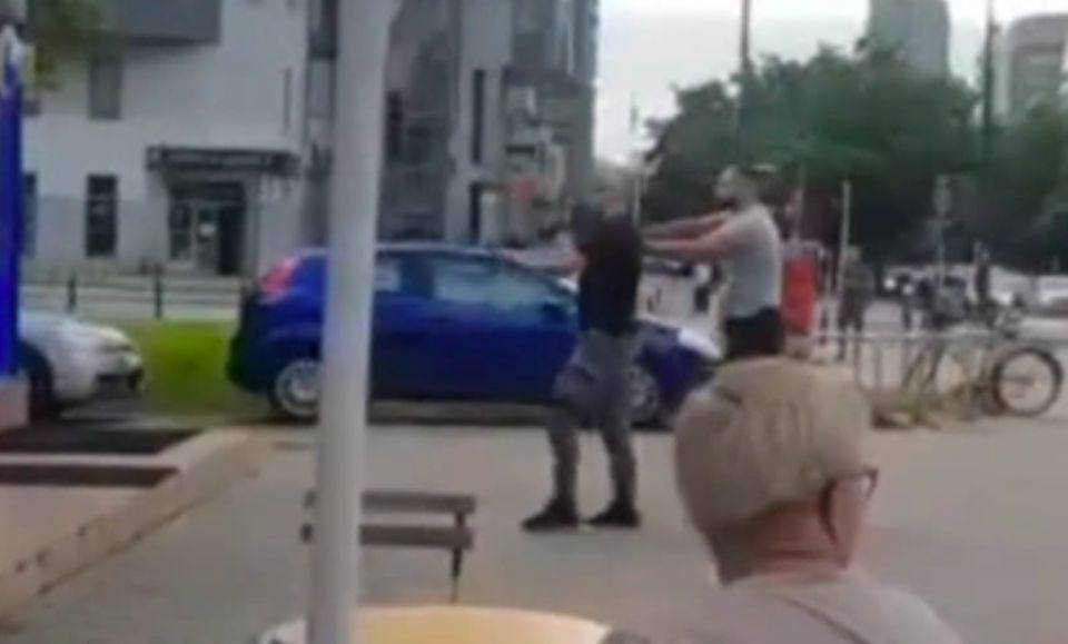 Warszawa. Policyjna interwencja na Woli. Mężczyzna kopał kobietę w pośladki i groził jej nożem. Szybko na miejscu zjawił się policyjny patrol. Funkcjonariusze w cywilnych ubraniach zatrzymali agresora (Służby w akcji)
