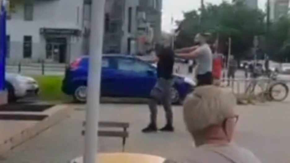 Warszawa. Policyjna interwencja na Woli. Mężczyzna kopał kobietę w pośladki i groził jej nożem. Szybko na miejscu zjawił się policyjny patrol. Funkcjonariusze w cywilnych ubraniach zatrzymali agresora (Służby w akcji)