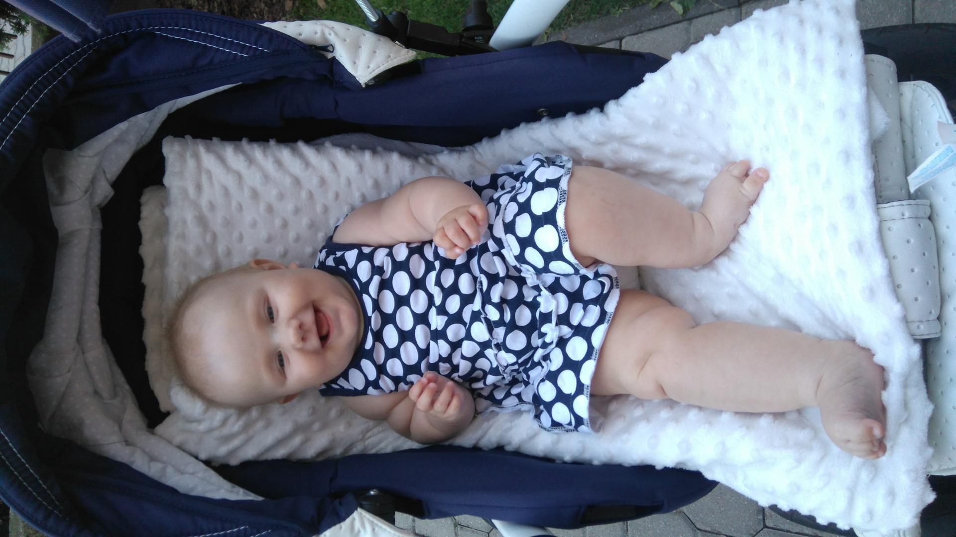 Lenka jest pogodnym i uśmiechniętym dzieckiem. 