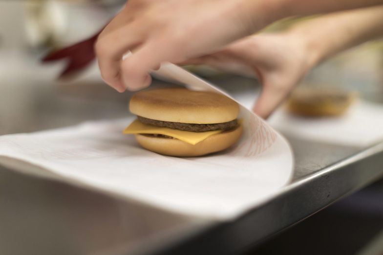 Czy sprzedaż burgera to dostawa żywności czy usługa gastronomiczna?
