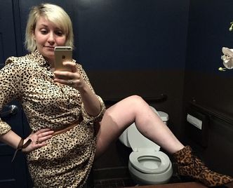 Lena Dunham pozuje... w toalecie (FOTO)