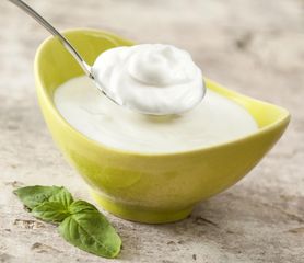 Jogurt to naturalny probiotyk. Nie jedz go jednak zbyt dużo