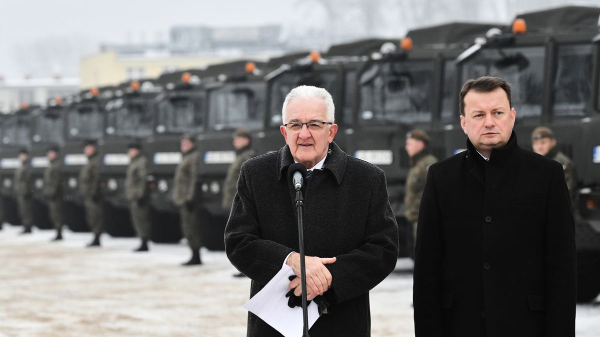 Kazuń Nowy, 18.12.2018. Prezes Jelcz Leon Szuturma oraz szef MON Mariusz Błaszczak.