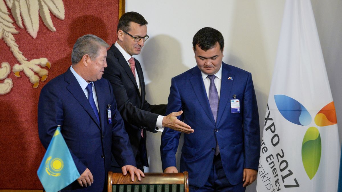 Wicepremier Mateusz Morawiecki oraz minister rozwoju i inwestycji Kazachstanu Żenis Kasymbek (z prawej) i prezes ASTANA EXPO 2017 Achmietżan Jesimow.
