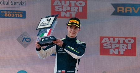 Kacper Sztuka wygrywa wyścig F4 na włoskim torze Imola