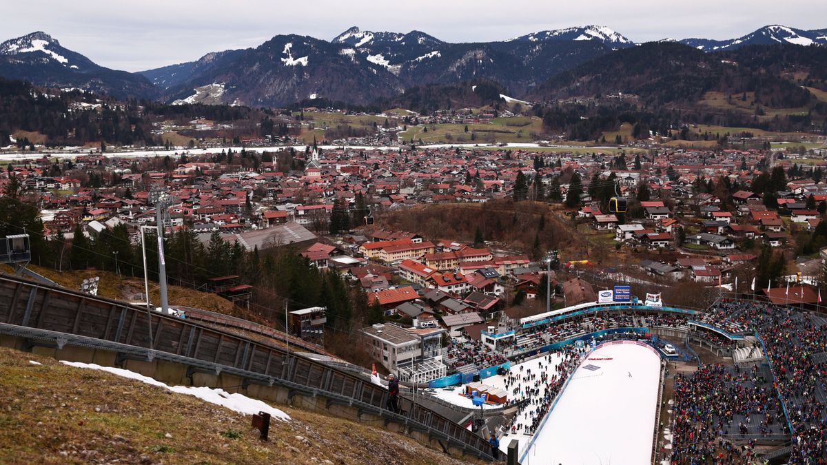 Zdjęcie okładkowe artykułu: PAP/EPA / EPA/Anna Szilagyi / Na zdjęciu: skocznia w Oberstdorfie