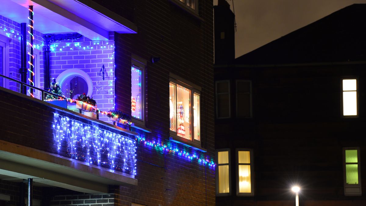 Lampki świąteczne na balkonie