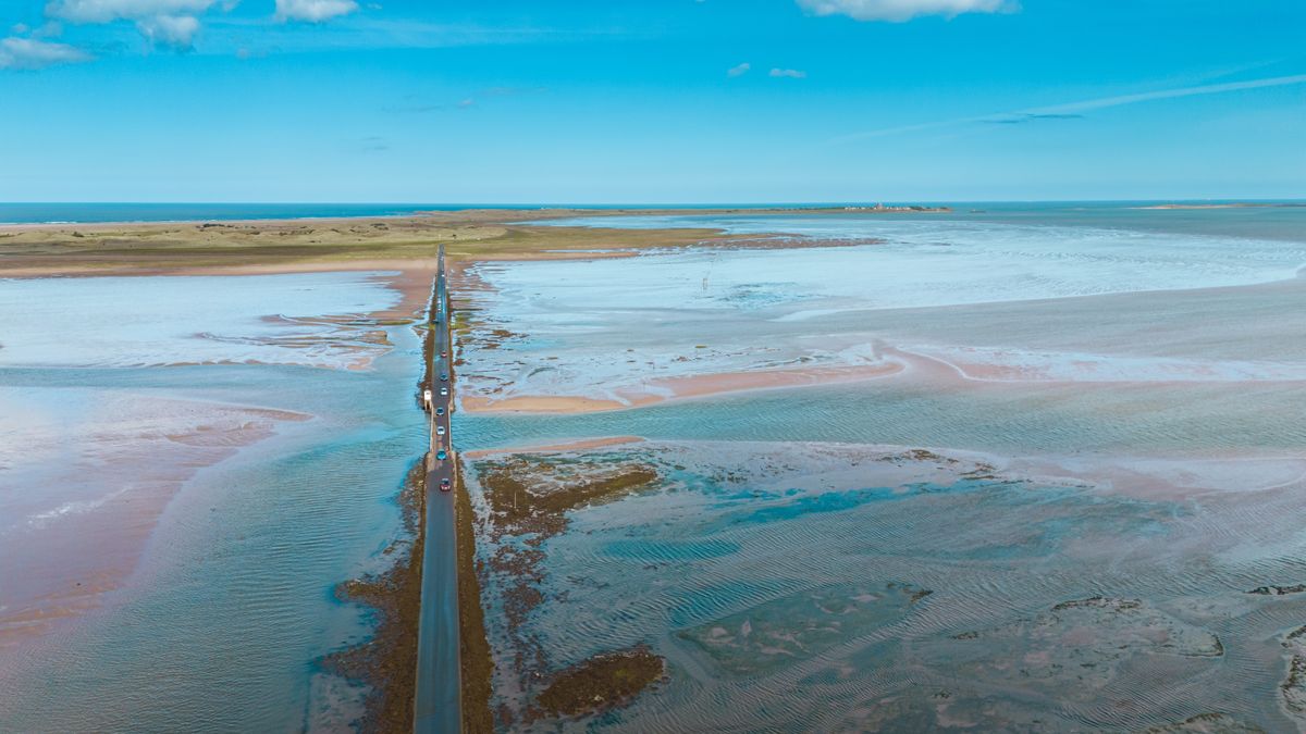 Droga na wyspę  znika pod wodą dwa razy na dobę