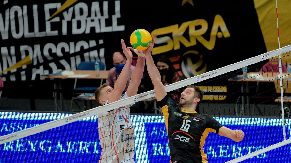 Materiały prasowe / CEV / Na zdjęciu: Jakub Rybicki (z lewej) i Grzegorz Łomacz (z prawej) w walce o piłkę