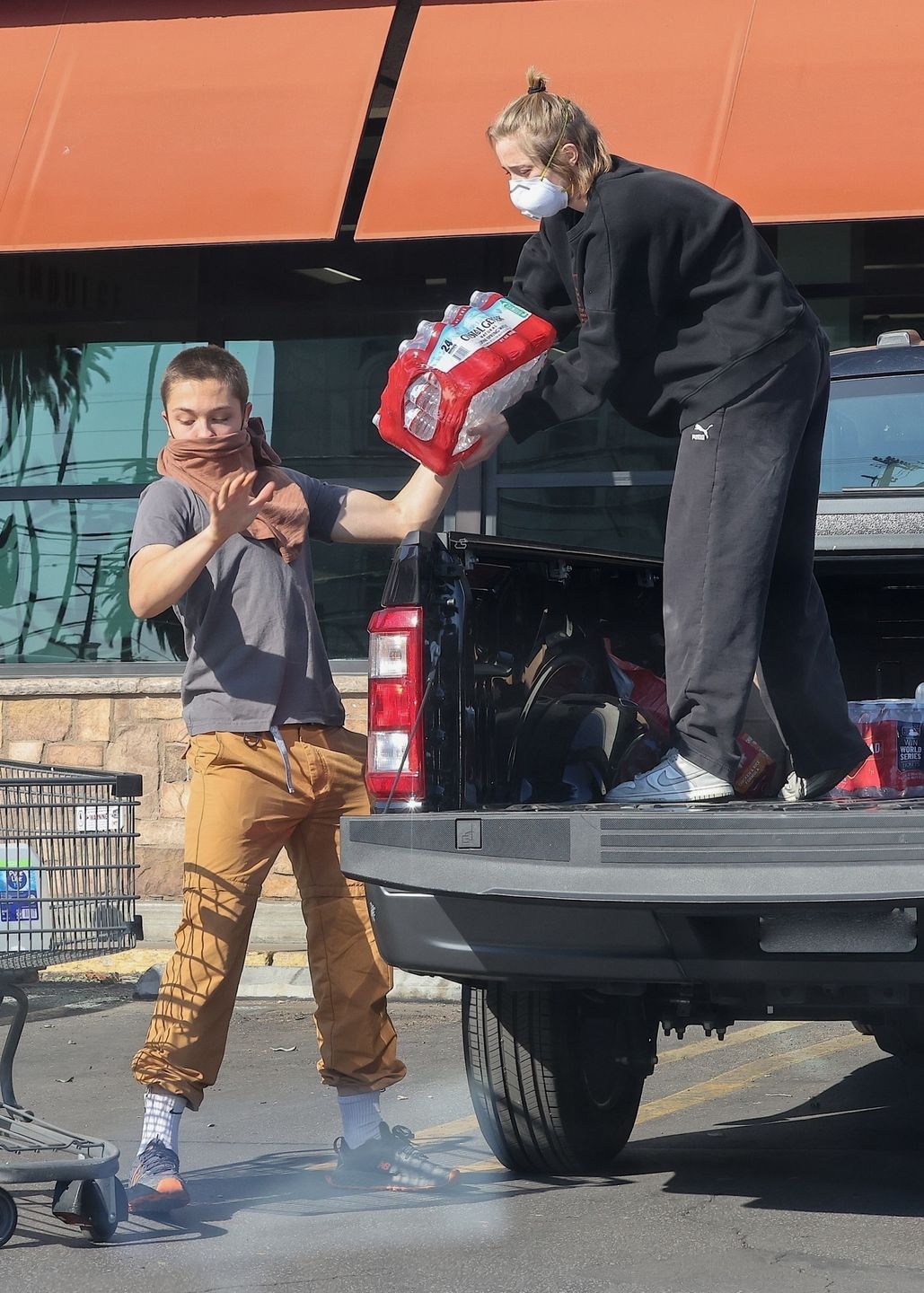 Dzieci Angeliny Jolie pomagają poszkodowanym w pożarach