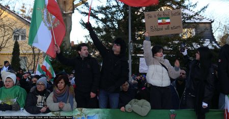 Zerwali irańską flagę. Incydent na budynku ambasady w Berlinie