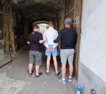 Warszawa. Północnoprascy kryminalni i stołeczni wywiadowcy zatrzymali dilera z Brzeskiej, jego „czujkę” i dwóch klientów