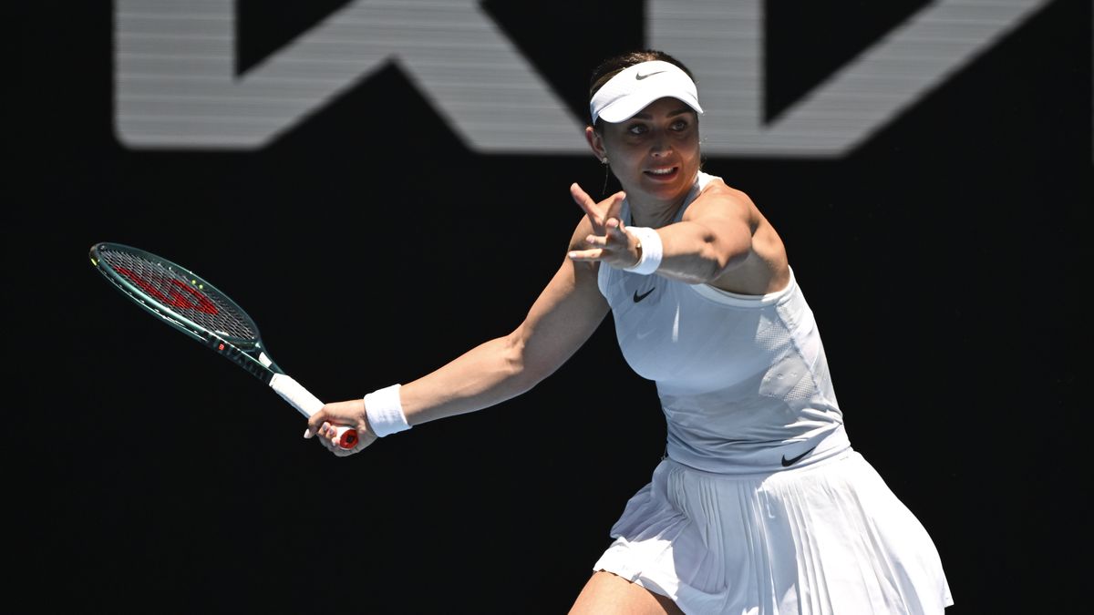 MELBOURNE, AUSTRALIA - JANUARY 21: Paula Badosa of Spain in action against Coco Gauff of the United States of America (not seen) during Quarter Finals at the Australian Open grand slam tennis tournament at Melbourne Park in Melbourne, Australia on January 21, 2025 (Photo by Mark Avellino/Anadolu via Getty Images)