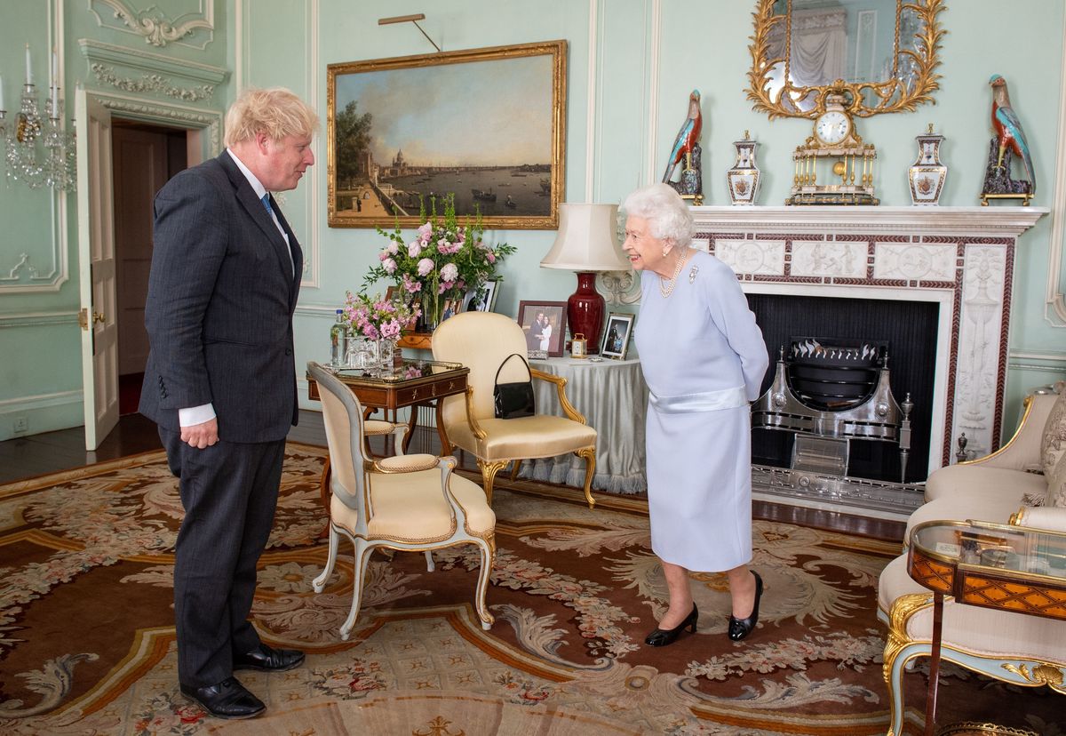 Boris Johnson po raz pierwszy od początku pandemii spotkał się z królową twarzą w twarz